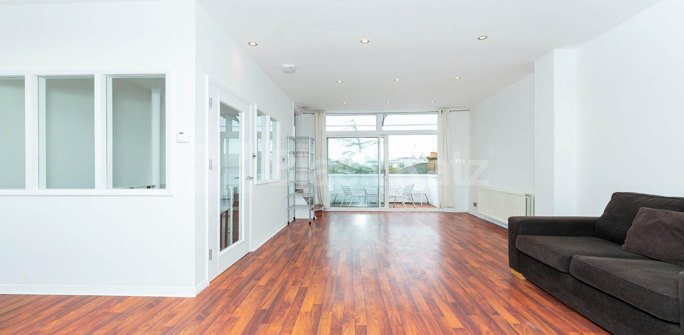 			STUNNING 3 BED WITH ROOF TERRACE & VIDEO VIEWING AVAILBLE!, 3 Bedroom, 1 bath, 1 reception Flat			 Stratford Villas, CAMDEN SQUARE
